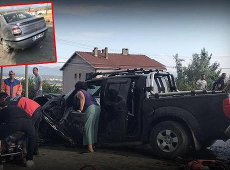 68570ab8105959d3b8d461ea Uşak'ta kamyonet ile otomobil kafa kafaya çarpıştı: 1 ölü, 1 yaralı