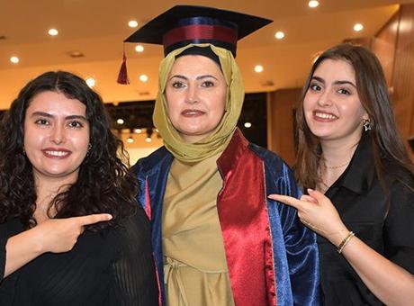 685902cd105959d3b8d465d8 2 kanseri yendi, üniversiteden birincilikle mezun oldu! Diplomasını kızının elinden aldı