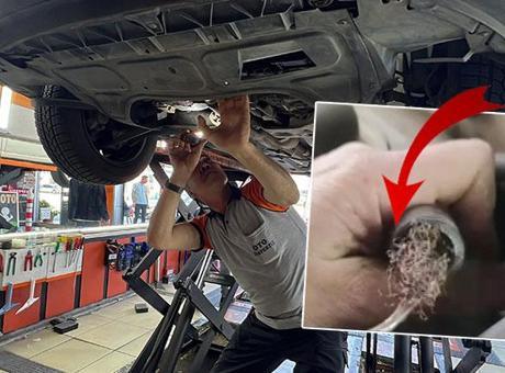 68596384567d25582213ccfb Pes dedirten görüntü: Otomobilin motorundan bulaşık teli çıktı