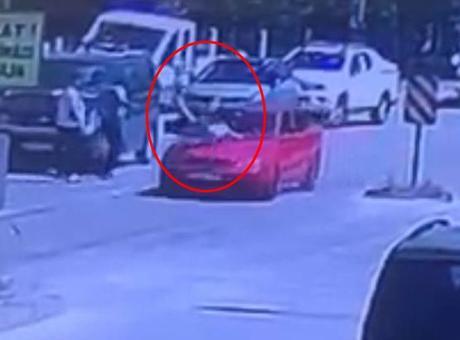 685abb87280d2d4b642bda5d Yola aniden çıkan çocuğa otomobil çarptı: Kaza anı kamerada