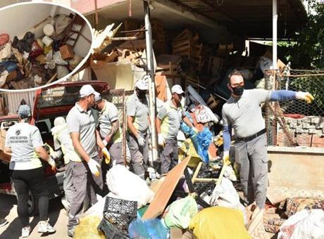 685d6278c4317961fa3fd8fe Daha geçen yıl ekipler 16 kamyon çıkarmıştı! Bu kez binadan 20 kamyon çöp çıktı