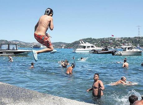 685dc19a280d2d4b642be54b Aşırı sıcaklarda nasıl giyinilmeli? Siyah giyme yanarsın!