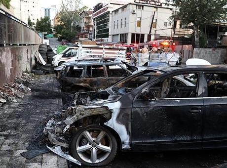 685f7915c4317961fa3fe066 Ataşehir'de yangın: Park halindeki otomobiller yandı