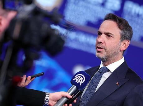 685ffbc6e9347e6b90df4f1b Bakan Bayraktar: Güneş ve rüzgarda 10 yılda 90 bin megavat yeni kurulu güç ekleyeceğiz