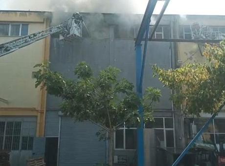 6861223fbf2042513df9b375 Esenyurt'ta bebek bezi fabrikasında yangın! 1 itfaiye eri yaralandı