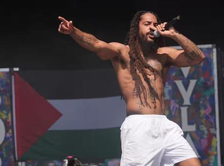 68624d7c280d2d4b642bef2e İngiliz punk rap grubu Bob Vylan'ın ABD'ye girişinin engellenebileceği iddia edildi!