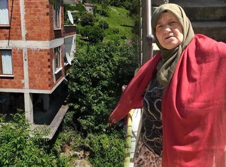 686272a6bf2042513df9b829 Rusya'dan getirildi Rize'deki evleri ele geçirdi! 'Kaldık yılanların içinde'