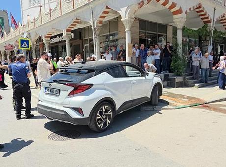6862913b280d2d4b642bf21c Fren yerine gaza bastı: Yayalara çarpan sürücü, gözyaşlarını tutamadı