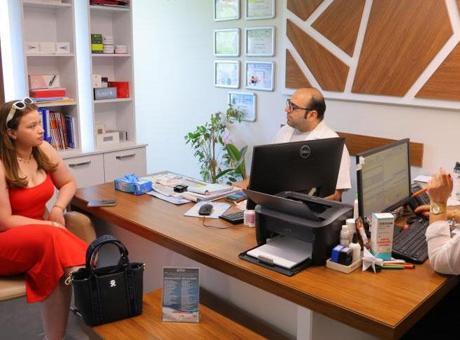 686393c6c4317961fa3feda4 ‘Göbeğimde şişlik var’ dedi, doktorlar şoke oldu! Fark etmeden günlerce taşıdı