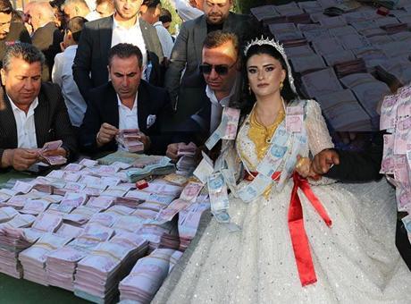 6863e8f0c4317961fa3fef78 Gelini altına damadı paraya boğdular! Düğün 2 gün sürdü, 1 ton et tüketildi