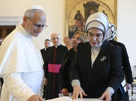 68652bf2407805e46c0372fc Emine Erdoğan, Papa 14. Leo ile görüştü