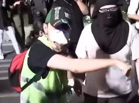 6865353a280d2d4b642bff68 Saraçhane'de tehdit içeren söylemlerde bulunan maskeli gösterici gözaltına alındı