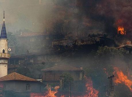 SON DAKİKA YANGIN HABERLERİ: Ciğerlerimiz yanıyor! Birçok ilde orman yangını! Çeşme'den can yakan görüntüler...