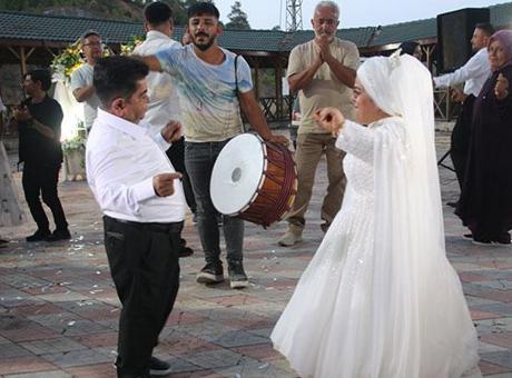 68675c79407805e46c0377f0 Akondroplazili çift 21 yıl sonra evlilik hayallerini gerçekleştirdi