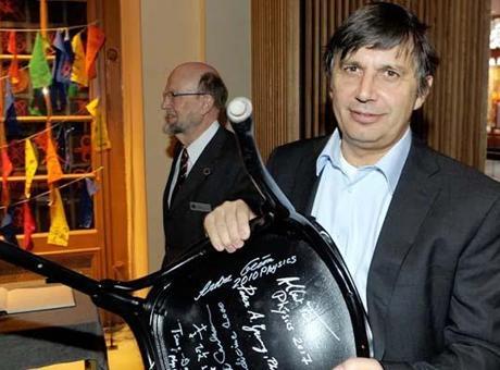 6868e336d13a6e6d2d968875 SON DAKİKA: ŞÖVALYELİK GİTTİ, VATANDAŞLIK GİTTİ! NOBEL ÖDÜLLÜ FİZİKÇİ NEYE UĞRADIĞINI ŞAŞIRDI!