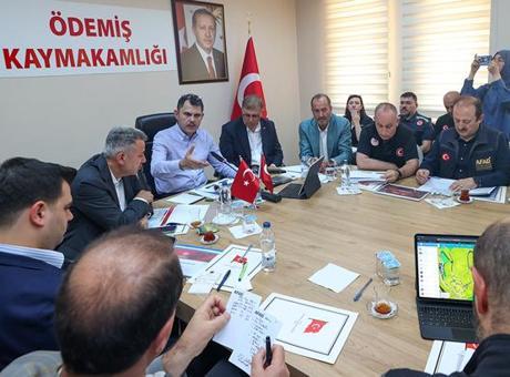 686917d8407805e46c0381ad Bakan Kurum Ödemiş’te orman yangını koordinasyon toplantısına başkanlık etti