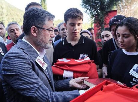 686957cbbf2042513df9c8a8 Bakan Yumaklı şehit orman işçisi için düzenlenen cenaze törenine katıldı