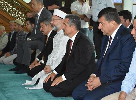 68698905bf2042513df9c923 Diyanet İşleri Başkanı Erbaş orman yangınlarının sona ermesi için dua etti