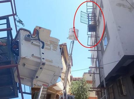 686b6aa8407805e46c0388a6 80 yaşındaki kadının zor anları! Gören telefona sarıldı