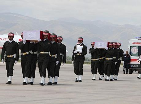 686bb783280d2d4b642c1be7 Pençe-Kilit Harekatı bölgesinde şehit olan 6 asker için Hakkari'de tören düzenlendi