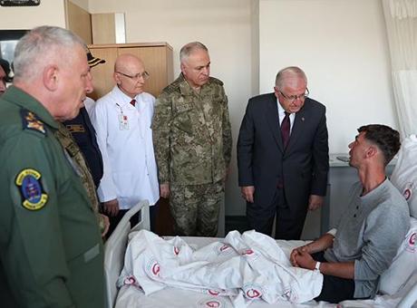 686c117ec4317961fa400b30 Bakan Güler'den metan gazından zehirlenen askerlere ziyaret