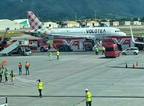 686cfa0cd13a6e6d2d969771 HAVALİMANINDA KAN DONDURAN OLAY: UÇAK MOTORUNA KAPILARAK CAN VERDİ!