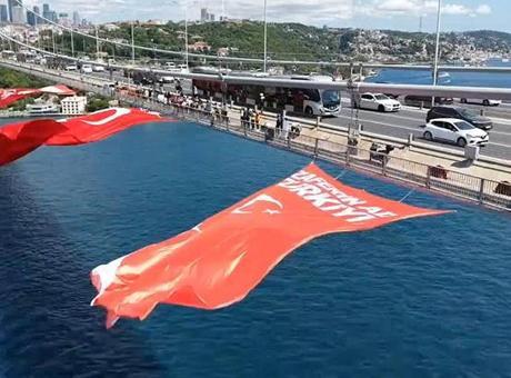686f96a9bf2042513df9d821 15 Temmuz Şehitler Köprüsü'ne Türk bayrağı asıldı: Tüm dünyaya ispatladı