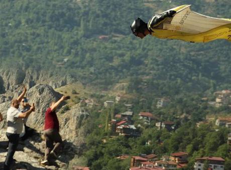 68722d1a280d2d4b642c3c5b Vatandaş sokağa döküldü: 220 kilometreye hızla ilçenin üzerinden geçti