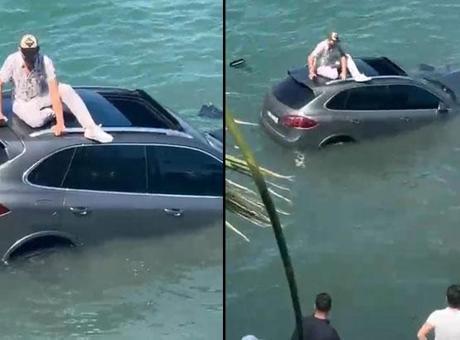 68739673280d2d4b642c3fd6 Otomobiliyle denize uçtu, dakikalarca batan aracın üzerinde kurtarılmayı bekledi