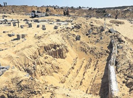 687432fbc4317961fa402a7a İsrail barbarlığı sınır tanımıyor! Mezarlık basıp cenaze çaldılar