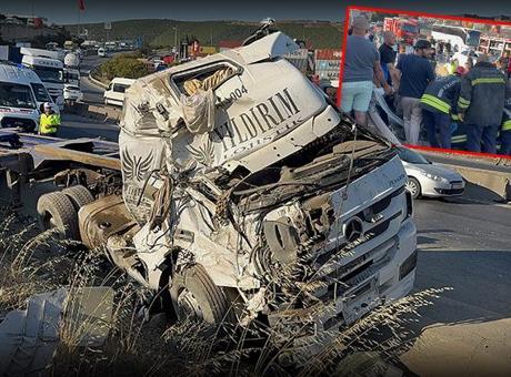 68752df3280d2d4b642c4583 Kocaeli'de korkunç kaza! 3 araç birbirine girdi! 5 ölü, 1 yaralı