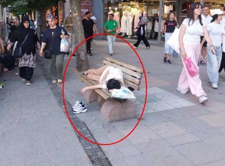 6875f8a3d13a6e6d2d96b1a4 Şehrin göbeğinde ilginç olay! Genç kızı bankta yastıkla gören bir daha baktı
