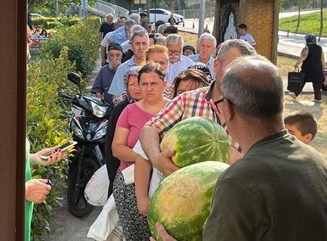 687629dbbf2042513df9f229 Fiyatlara kızdılar 50 ton bedava karpuz dağıttılar