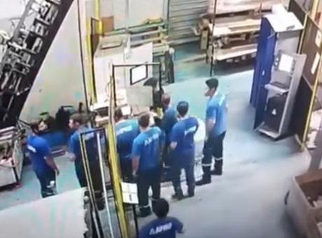 68775c96407805e46c03b4d5 Adana'da feci iş kazası: Arızalı makine, işçinin sırtına saplandı
