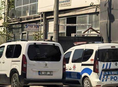 68777bc9d13a6e6d2d96b8fe Yer: Bursa! Pencereyi beğenmeyen müşteri iş yerine kurşun yağdırdı