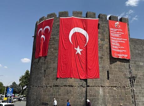 6878cf64d13a6e6d2d96bda8 Diyarbakır surlarına MHP ve Türk bayrakları asıldı