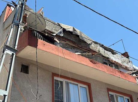 6878da39bf2042513dfa00f3 Kâğıthane’de faciadan dönüldü! 3 katlı binanın balkonu çöktü