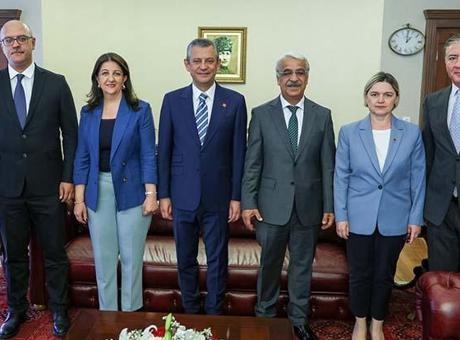 6878f255d13a6e6d2d96bedf CHP Genel Başkanı Özel, DEM Parti heyetini kabul etti
