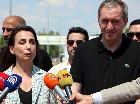 68790287bf2042513dfa02b9 DEM Parti eş genel başkanları, Selahattin Demirtaş'ı ziyaret etti