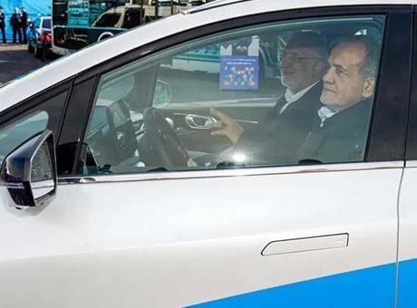 687904a7c4317961fa40402c İRAN CUMHURBAŞKANI PEZEŞKİYAN YOLDA KALDI! ARACINDAN SU KATILMIŞ BENZİN ÇIKTI