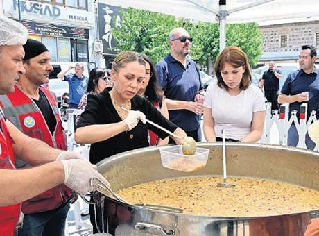 687bbd28d13a6e6d2d96cc18 Manisa merhum başkanını unutmadı