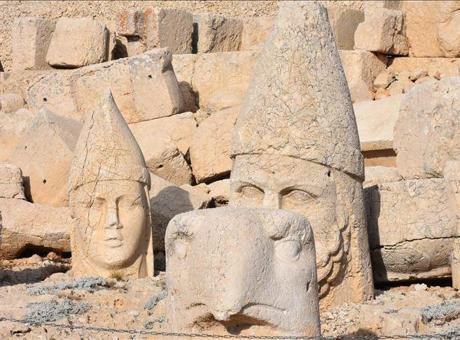 687c0c1bd13a6e6d2d96cde6 İngiliz turistlerin Türkiye’de en sevdiği yerler! ‘Şafak heykelleri altına boyuyor’
