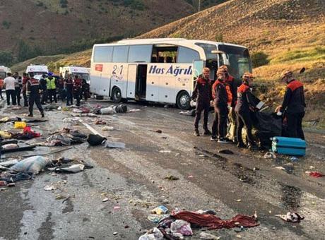 687d1cafd13a6e6d2d96d22f Son dakika... Sivas'ta feci kaza! Yolcu otobüsü devrildi, 3 ölü, 24 yaralı