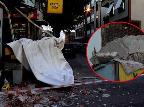 687d4361d13a6e6d2d96d2ae Küçükçekmece'de balkonu çöken bina tahliye edildi