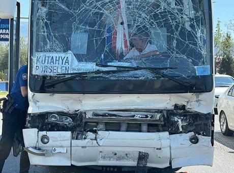687e506ad13a6e6d2d96d751 Servis otobüsü, akaryakıt tankerine çarptı! Çok sayıda yaralı var
