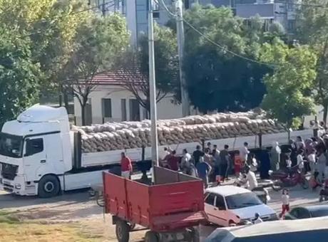 687fd2f9280d2d4b642c68e6 Bursa'da bir TIR dolusu patatesi ihtiyaç sahiplerine dağıttı