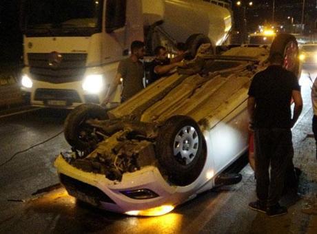 687ffce9c4317961fa40504e Otomobil refüje çarparak ters döndü, sürücünün burnu bile kanamadı