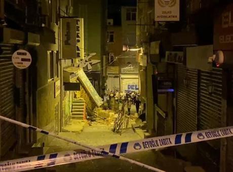 688141b2d13a6e6d2d96e434 Beyoğlu’da 3 katlı bina patlama sonrası çöktü
