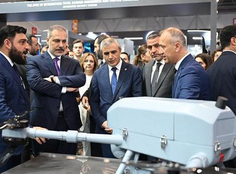6882a17de25e42c8919a4ac7 Dışişleri Bakanı Hakan Fidan, 17'nci Uluslararası Savunma Sanayii Fuarı'nda stantları gezdi