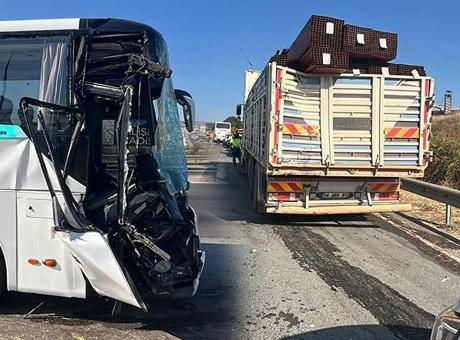688329eee25e42c8919a4c4f TEM'de feci kaza! Yolcu otobüsü kamyona çarptı: Yaralılar var